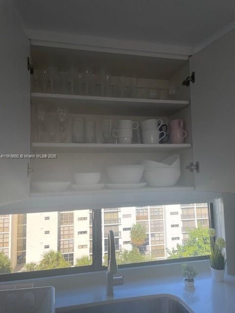 For Sale: $305,000 (1 beds, 1 baths, 640 Square Feet)