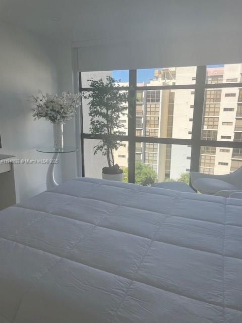 For Sale: $305,000 (1 beds, 1 baths, 640 Square Feet)