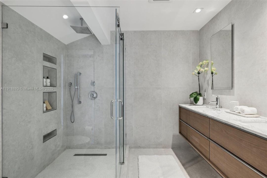 En Venta: $645,000 (2 camas, 2 baños, 1271 Pies cuadrados)