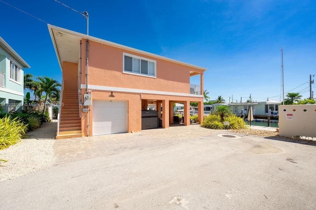 For Sale: $1,399,900 (3 beds, 2 baths, 1152 Square Feet)