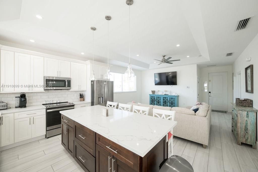 For Sale: $1,399,900 (3 beds, 2 baths, 1152 Square Feet)