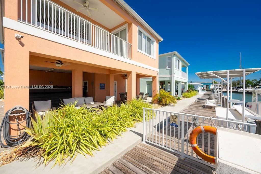 For Sale: $1,399,900 (3 beds, 2 baths, 1152 Square Feet)