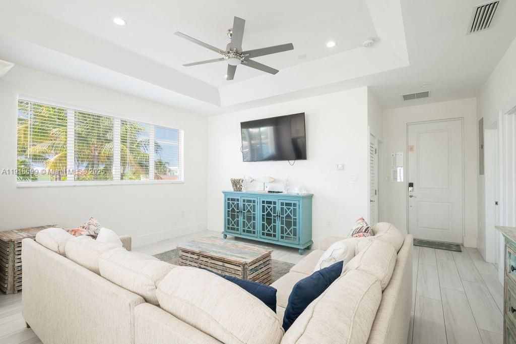 For Sale: $1,399,900 (3 beds, 2 baths, 1152 Square Feet)