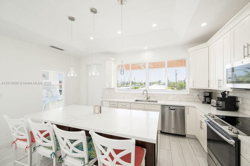 For Sale: $1,399,900 (3 beds, 2 baths, 1152 Square Feet)