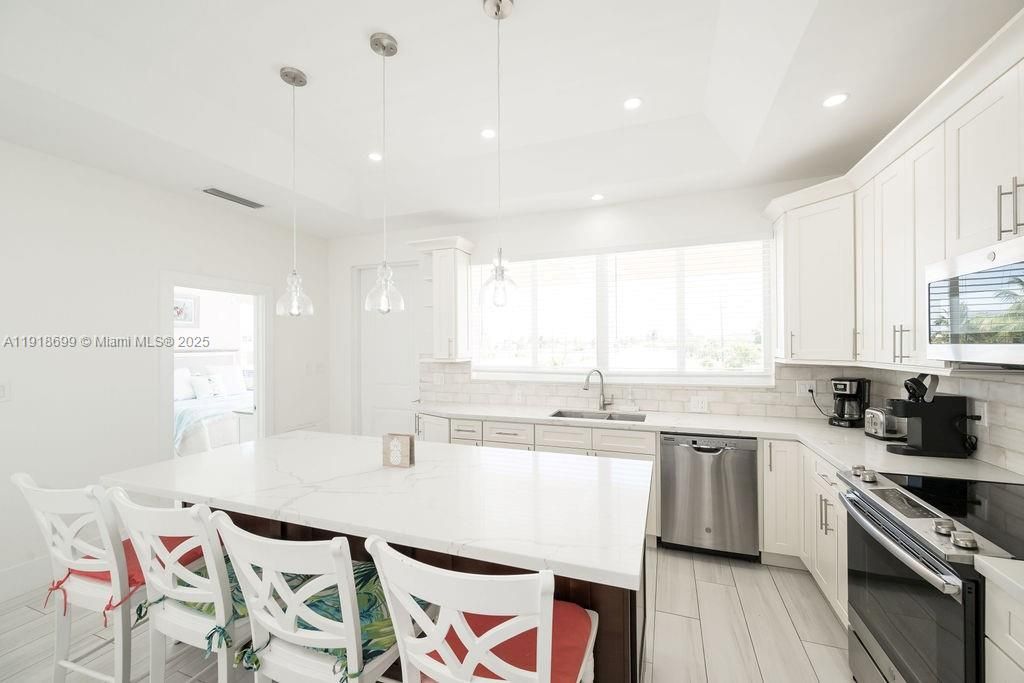 For Sale: $1,399,900 (3 beds, 2 baths, 1152 Square Feet)