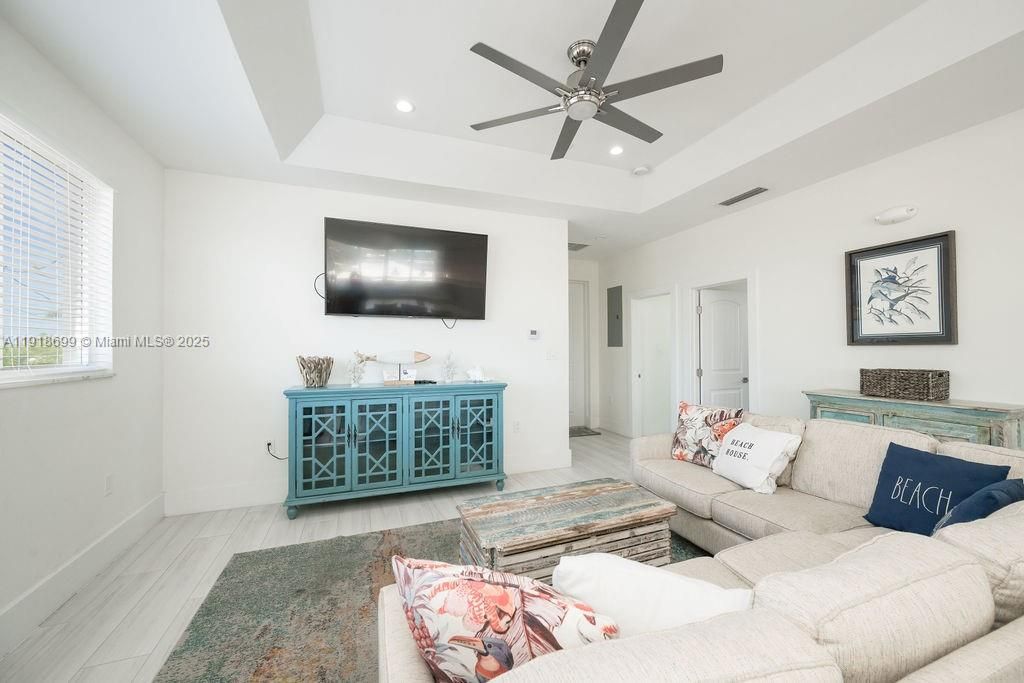 For Sale: $1,399,900 (3 beds, 2 baths, 1152 Square Feet)