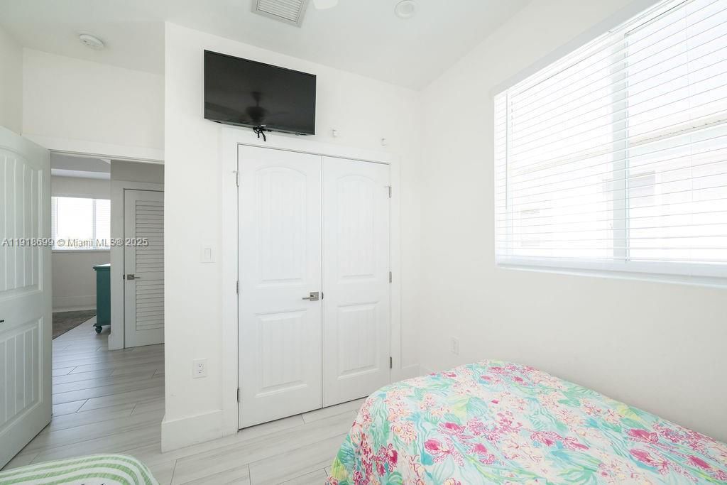 For Sale: $1,399,900 (3 beds, 2 baths, 1152 Square Feet)