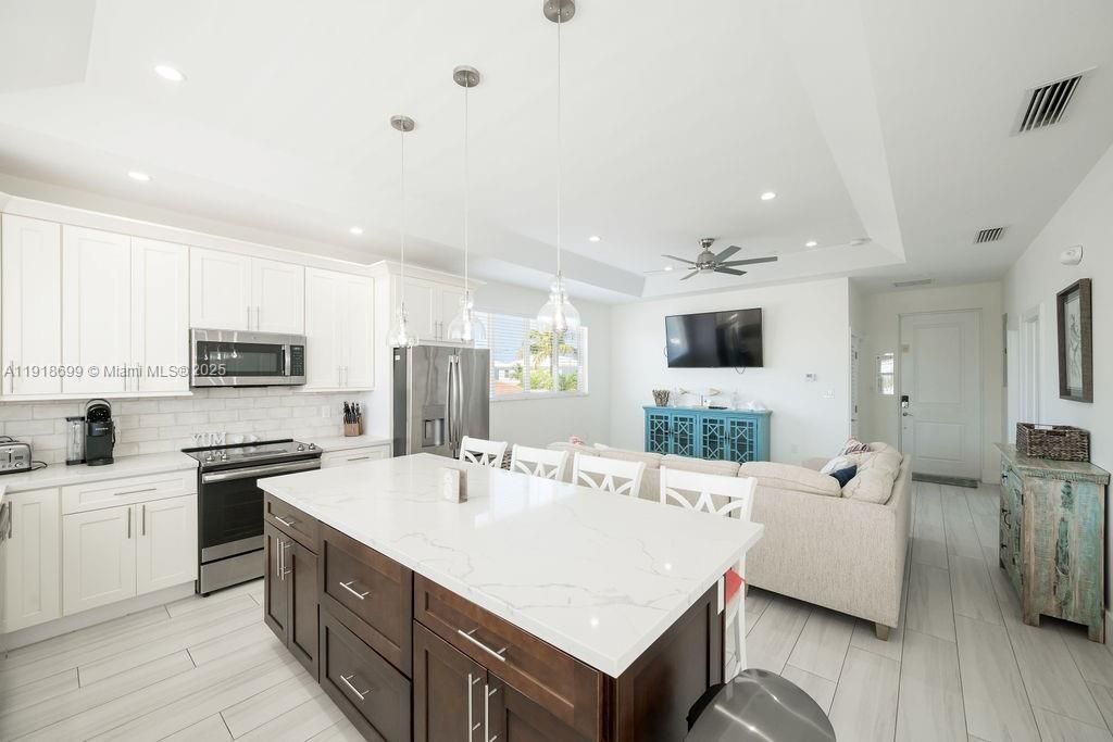 For Sale: $1,399,900 (3 beds, 2 baths, 1152 Square Feet)