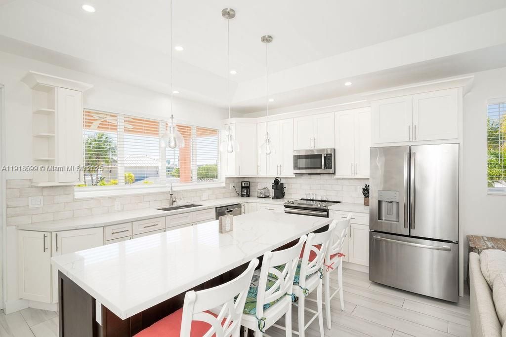 For Sale: $1,399,900 (3 beds, 2 baths, 1152 Square Feet)