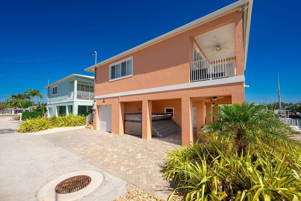 For Sale: $1,399,900 (3 beds, 2 baths, 1152 Square Feet)