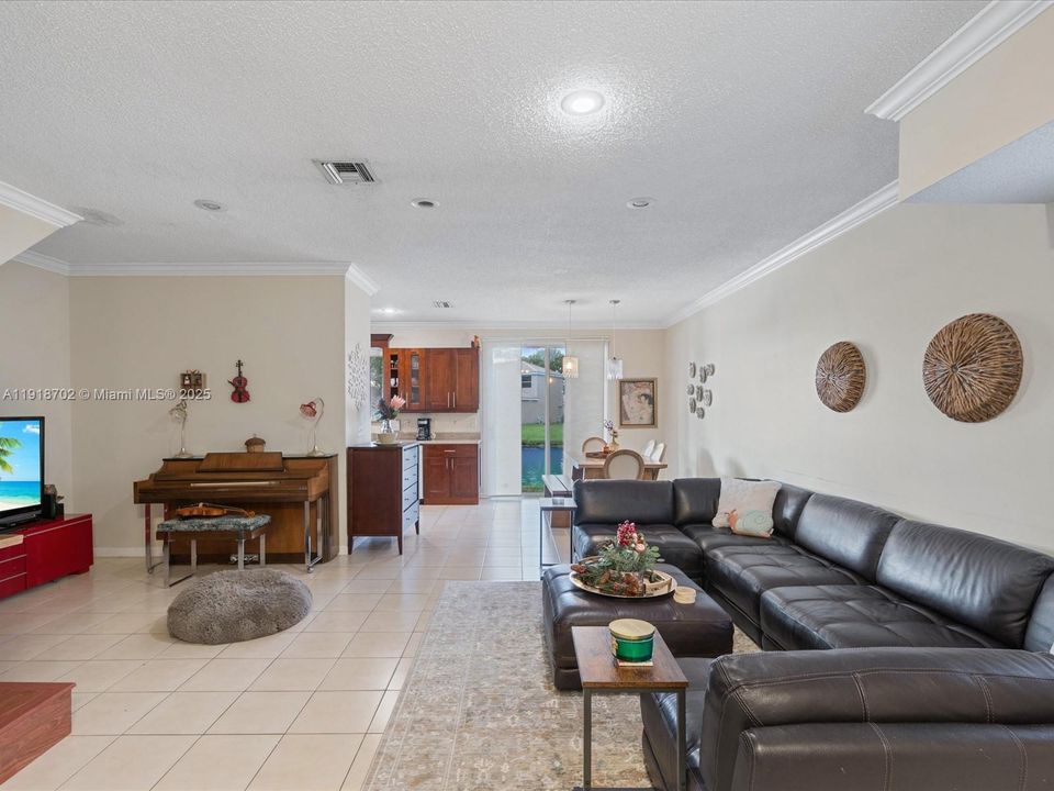 For Sale: $450,000 (3 beds, 2 baths, 1573 Square Feet)