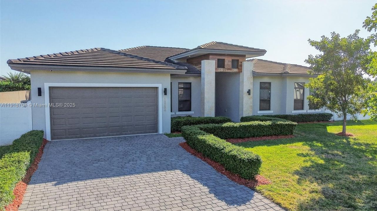 En Venta: $1,100,000 (4 camas, 3 baños, 2511 Pies cuadrados)