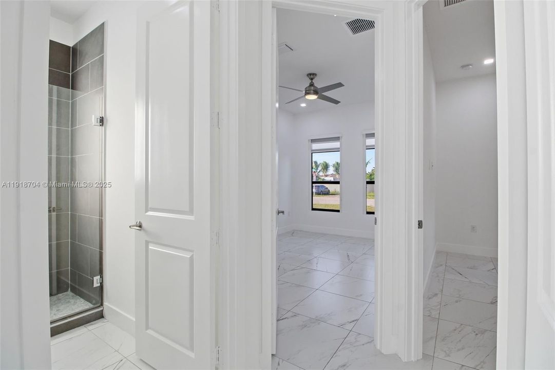 En Venta: $1,100,000 (4 camas, 3 baños, 2511 Pies cuadrados)