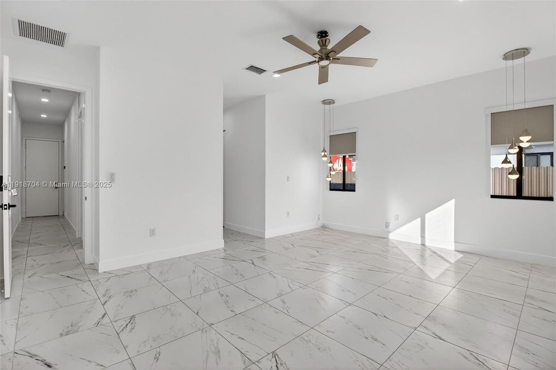 En Venta: $1,100,000 (4 camas, 3 baños, 2511 Pies cuadrados)