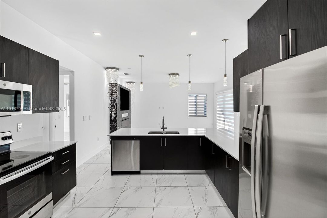 En Venta: $1,100,000 (4 camas, 3 baños, 2511 Pies cuadrados)