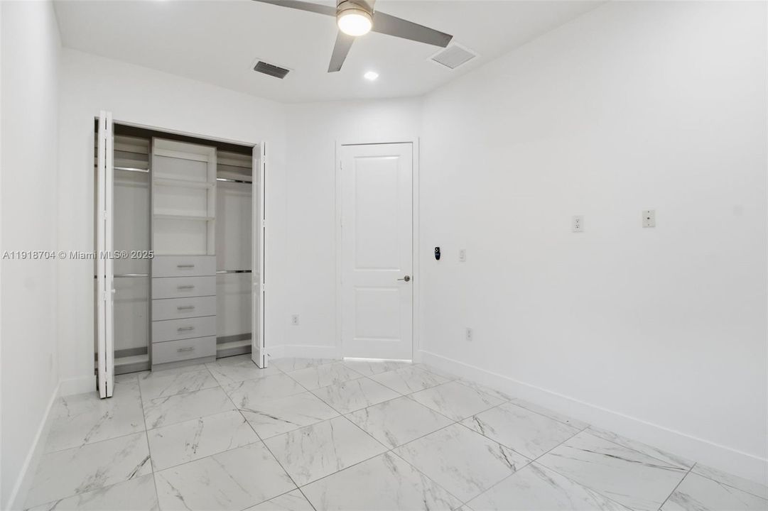 En Venta: $1,100,000 (4 camas, 3 baños, 2511 Pies cuadrados)