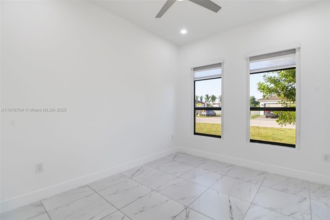 En Venta: $1,100,000 (4 camas, 3 baños, 2511 Pies cuadrados)