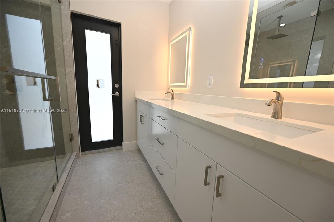 待售: $1,400,000 (3 贝兹, 2 浴室, 1901 平方英尺)