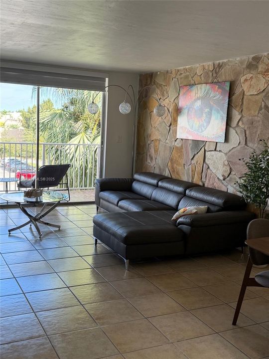 For Sale: $305,000 (2 beds, 2 baths, 1099 Square Feet)