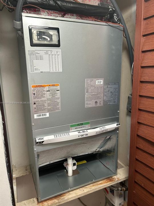 For Sale: $305,000 (2 beds, 2 baths, 1099 Square Feet)