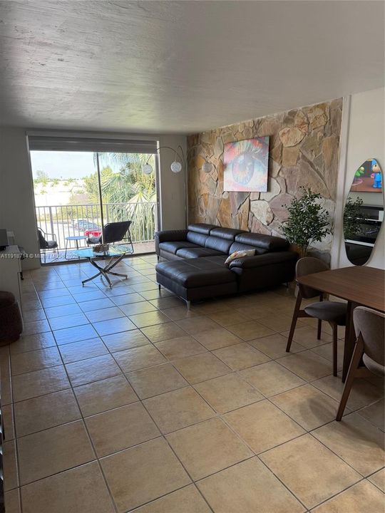 For Sale: $305,000 (2 beds, 2 baths, 1099 Square Feet)