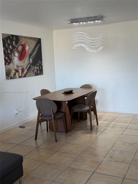 For Sale: $305,000 (2 beds, 2 baths, 1099 Square Feet)