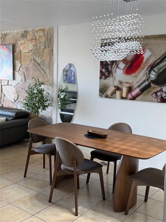 For Sale: $305,000 (2 beds, 2 baths, 1099 Square Feet)