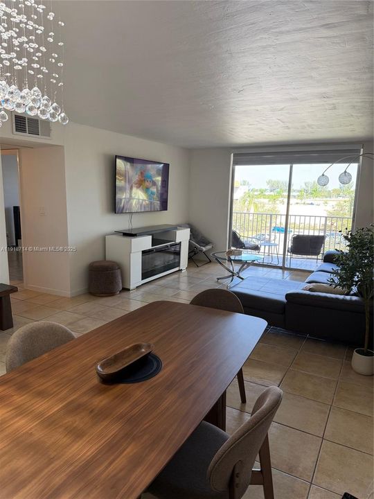 For Sale: $305,000 (2 beds, 2 baths, 1099 Square Feet)