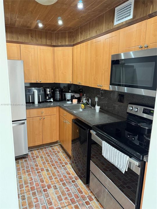 For Sale: $305,000 (2 beds, 2 baths, 1099 Square Feet)