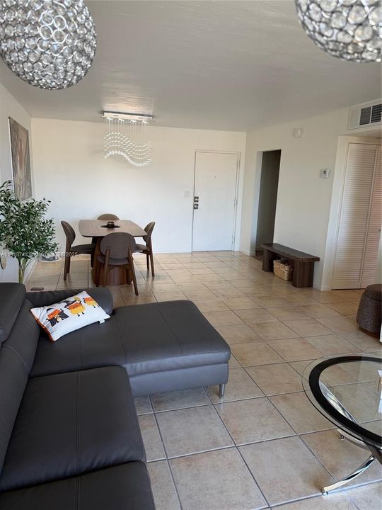 For Sale: $305,000 (2 beds, 2 baths, 1099 Square Feet)