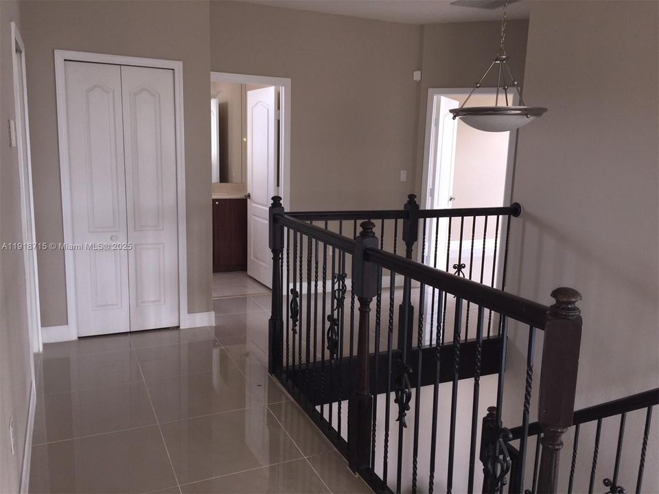 Под контрактом: $4,000 (4 спален, 3 ванн, 2735 Квадратных фут)