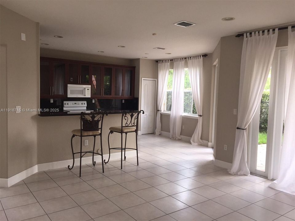 Под контрактом: $4,000 (4 спален, 3 ванн, 2735 Квадратных фут)