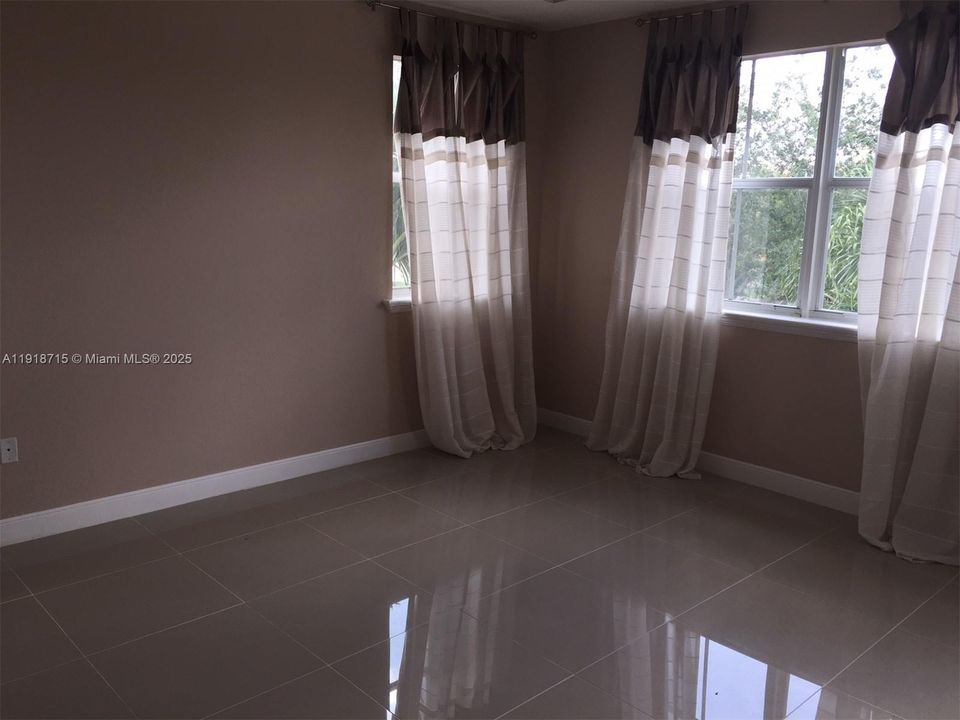 Под контрактом: $4,000 (4 спален, 3 ванн, 2735 Квадратных фут)