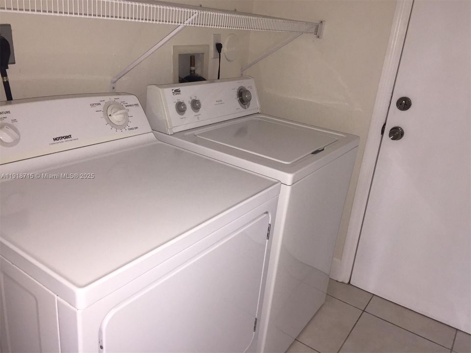 Под контрактом: $4,000 (4 спален, 3 ванн, 2735 Квадратных фут)