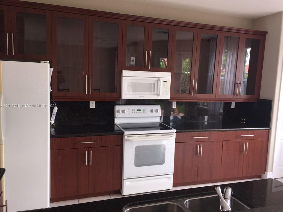 Под контрактом: $4,000 (4 спален, 3 ванн, 2735 Квадратных фут)