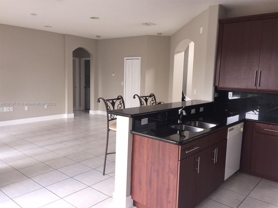 Под контрактом: $4,000 (4 спален, 3 ванн, 2735 Квадратных фут)