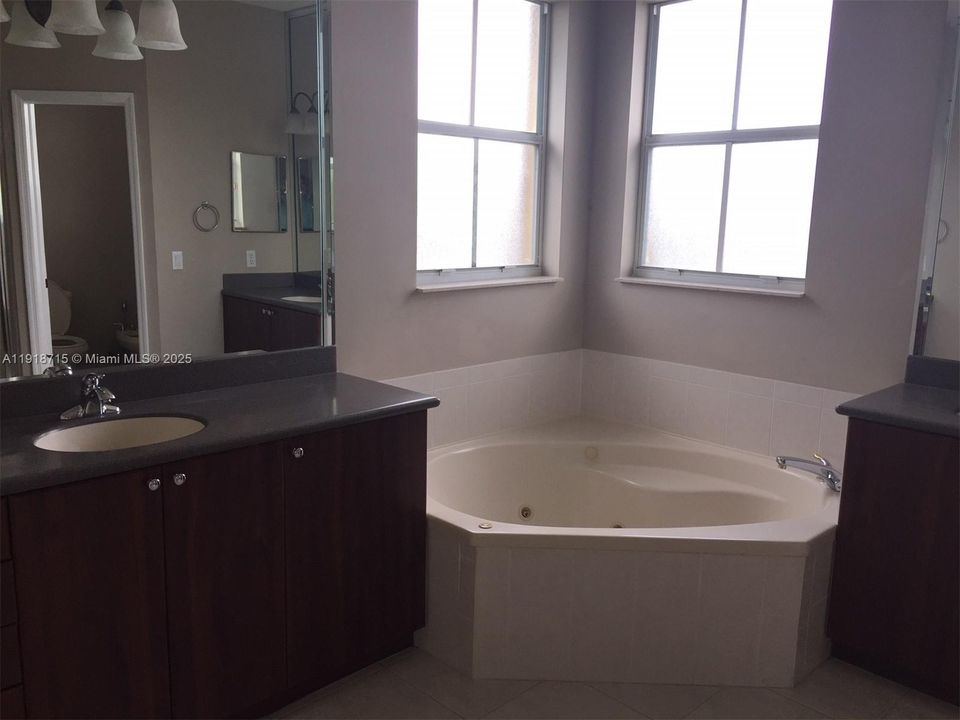 Под контрактом: $4,000 (4 спален, 3 ванн, 2735 Квадратных фут)