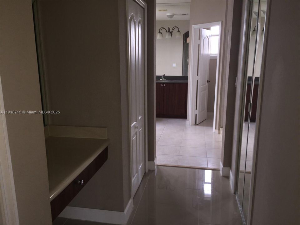 Под контрактом: $4,000 (4 спален, 3 ванн, 2735 Квадратных фут)