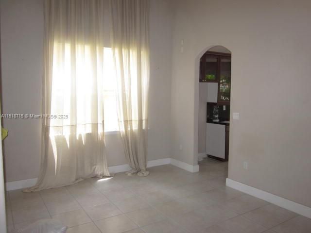 Под контрактом: $4,000 (4 спален, 3 ванн, 2735 Квадратных фут)