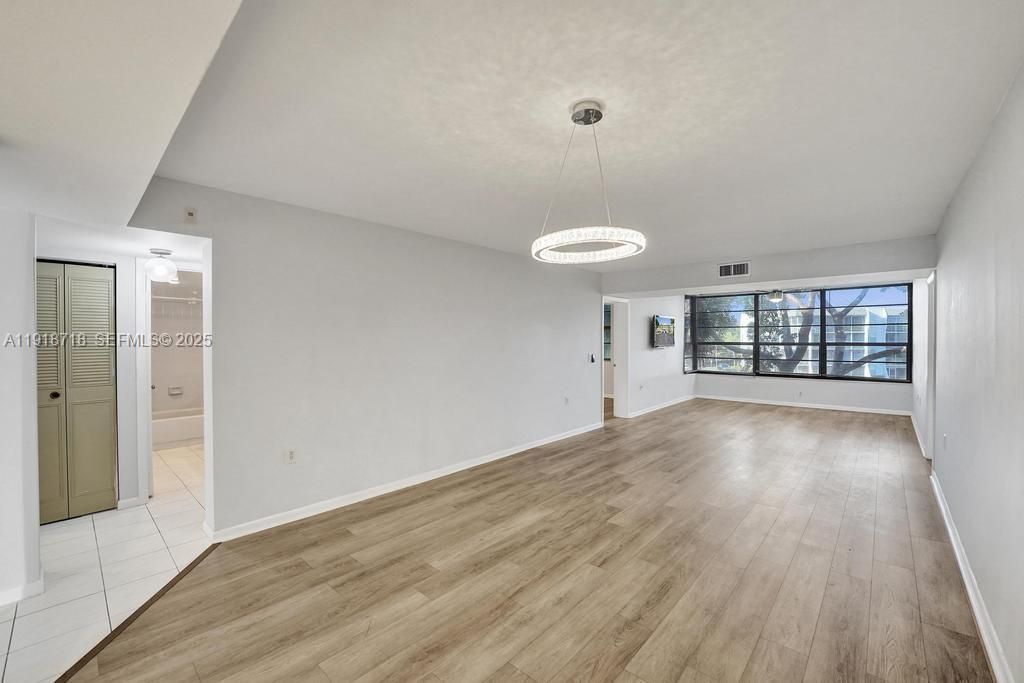 待售: $284,600 (2 贝兹, 2 浴室, 1385 平方英尺)