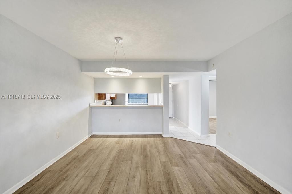 待售: $284,600 (2 贝兹, 2 浴室, 1385 平方英尺)