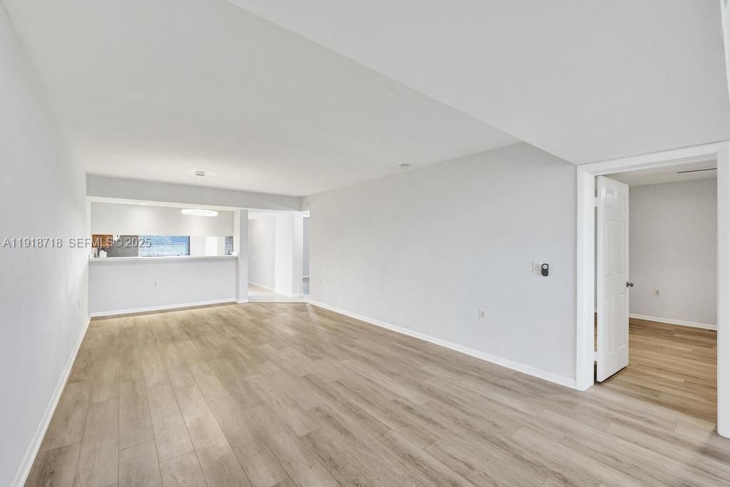 待售: $284,600 (2 贝兹, 2 浴室, 1385 平方英尺)