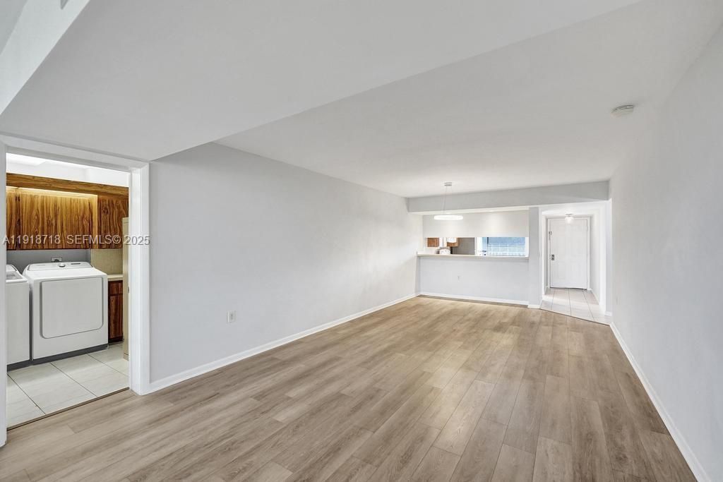 待售: $284,600 (2 贝兹, 2 浴室, 1385 平方英尺)