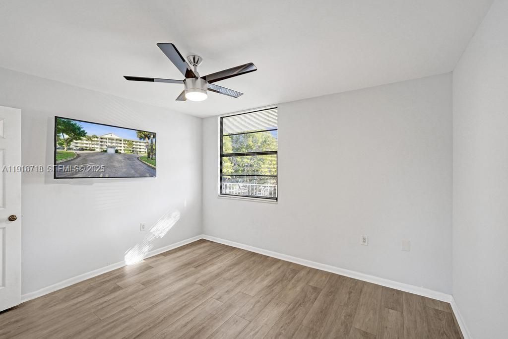 待售: $284,600 (2 贝兹, 2 浴室, 1385 平方英尺)