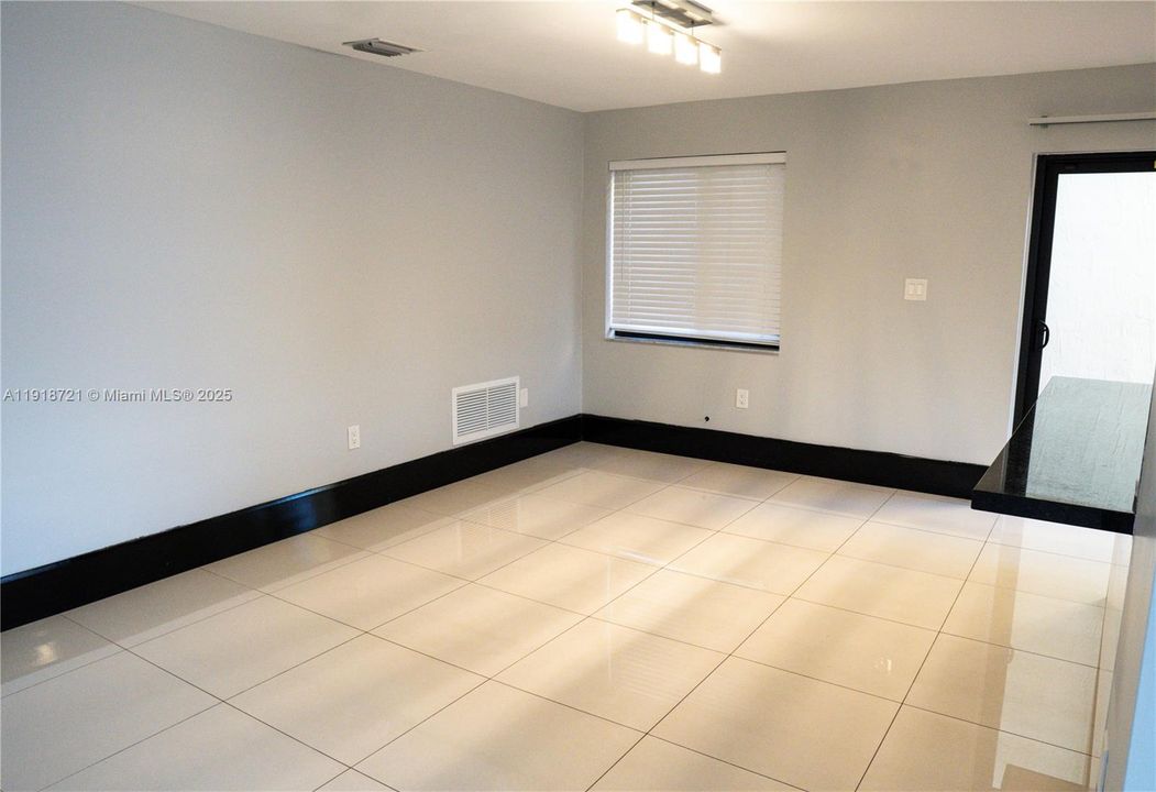 出租: $3,500 (4 贝兹, 2 浴室, 1848 平方英尺)