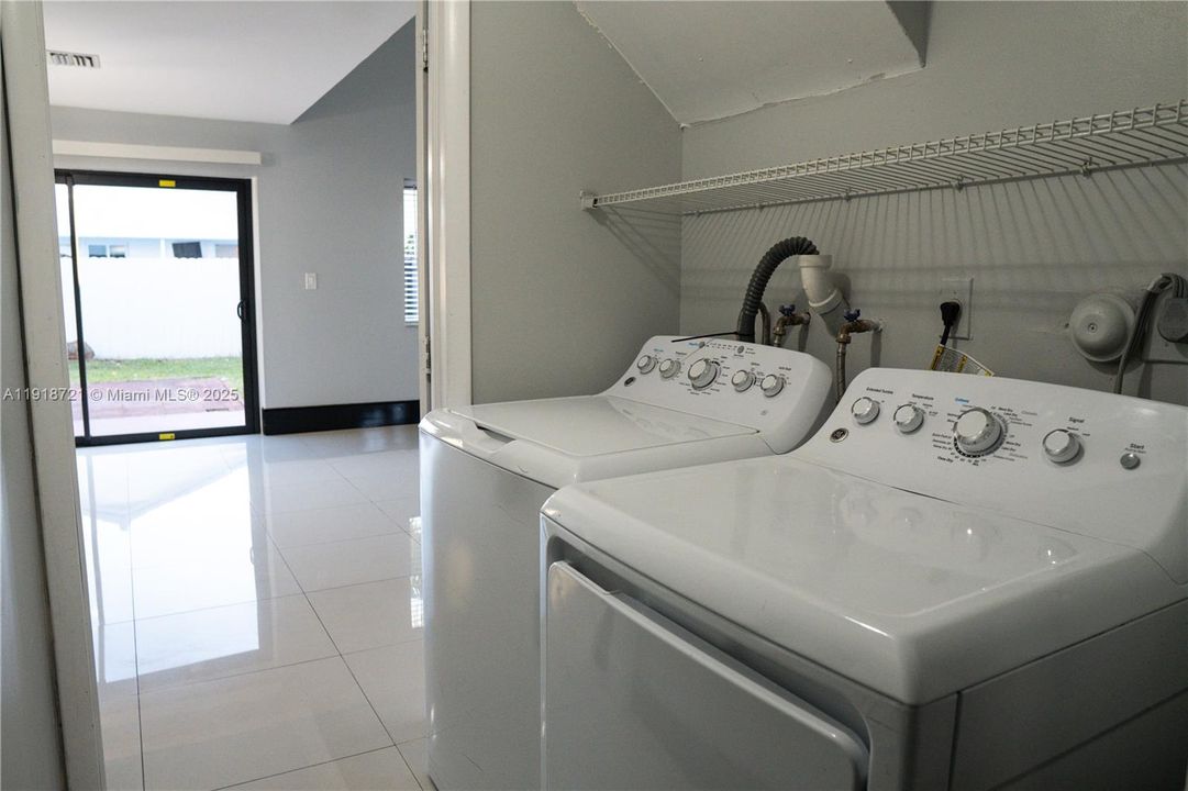 出租: $3,500 (4 贝兹, 2 浴室, 1848 平方英尺)