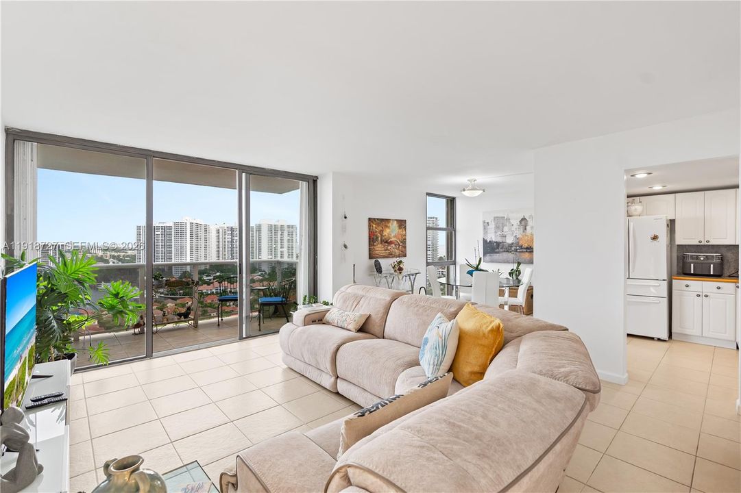 For Sale: $195,000 (1 beds, 1 baths, 896 Square Feet)