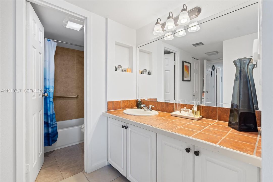 For Sale: $195,000 (1 beds, 1 baths, 896 Square Feet)