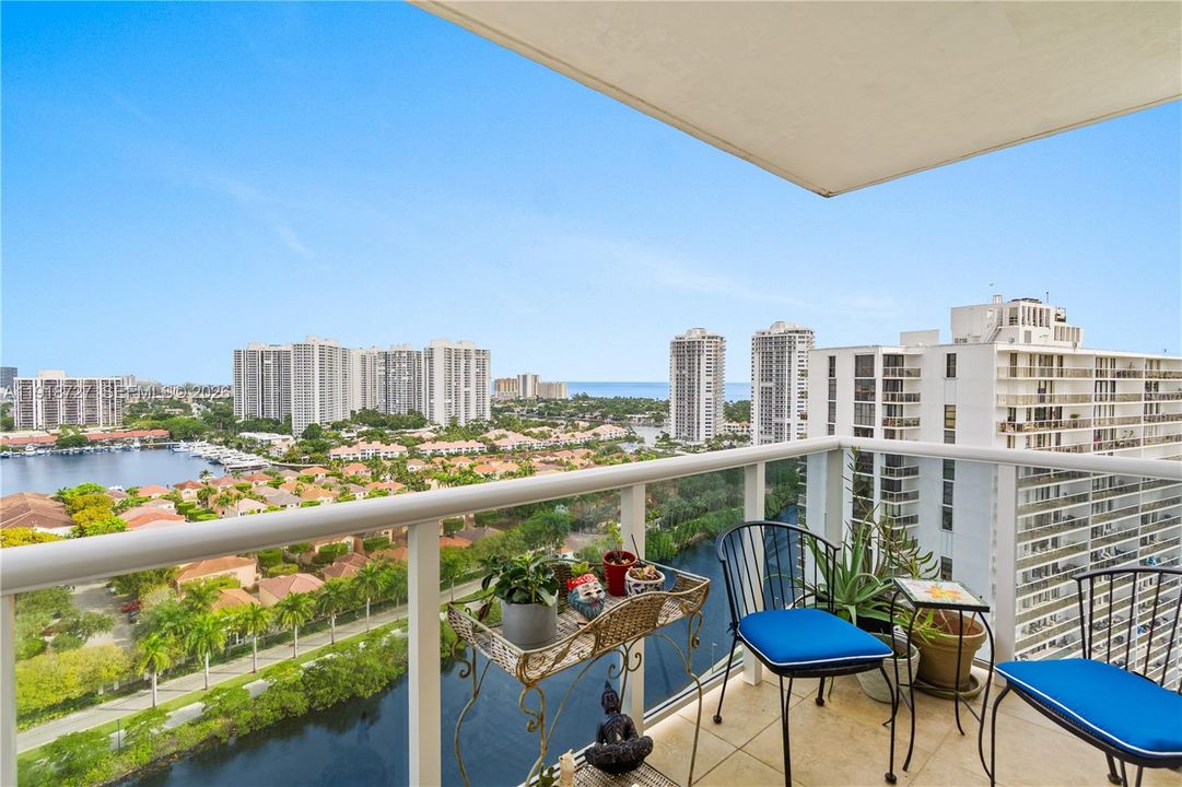 For Sale: $195,000 (1 beds, 1 baths, 896 Square Feet)