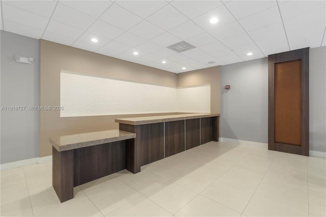 For Sale: $195,000 (1 beds, 1 baths, 896 Square Feet)